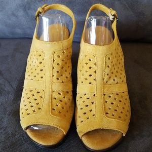 Aerosoles yellow suede sandals Size 10